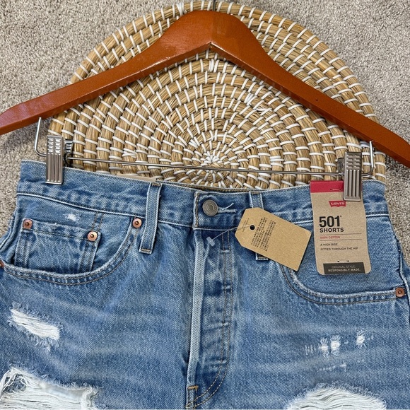 NWT Levi’s Women’s 501 Original Fit High Rise Jean Short 2.5” in Med Wash 28 - Picture 3 of 15